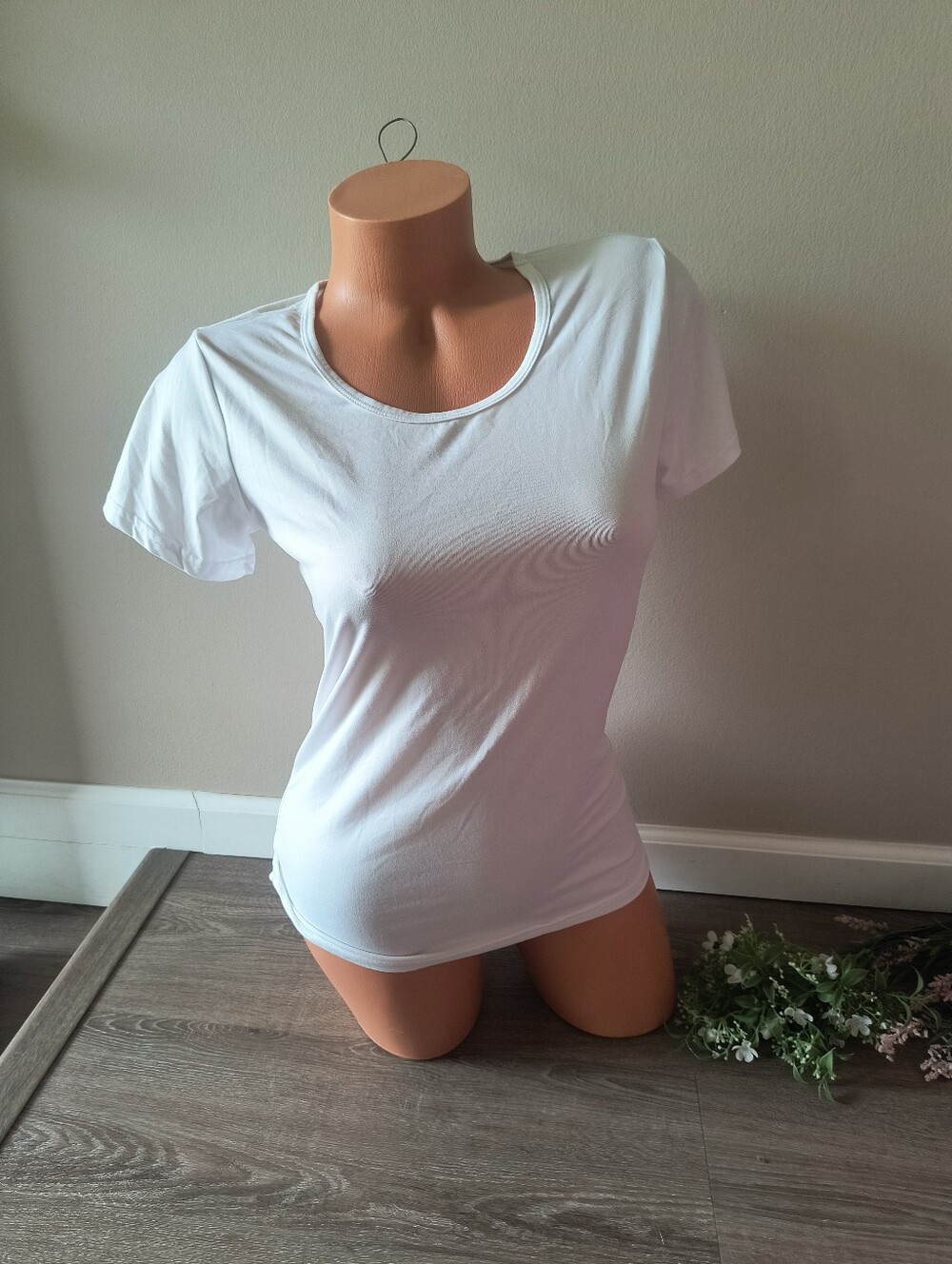 Women's 32 Degrees Cool Short Sleeve T-shirt Lightweight Size Small NWOT